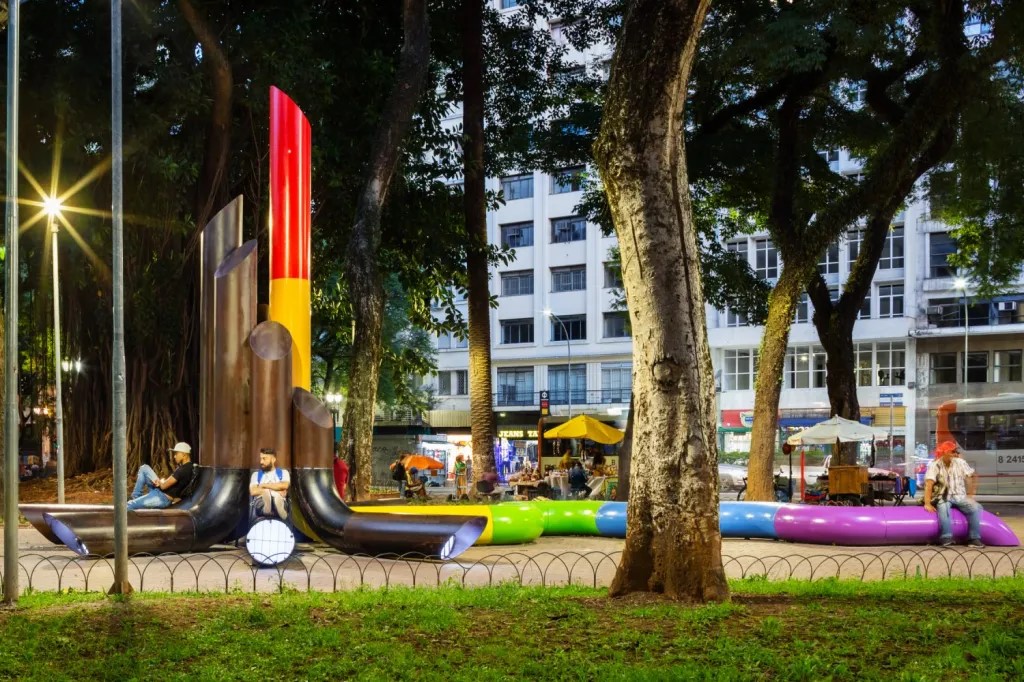 01-guto-requena-celebra-igualdade-com-instalaccca7acc83o-na-praccca7a-da-repucc81blica–e1559846449185 (1) 5 projetos urbanos com designs que engajam o espaço público