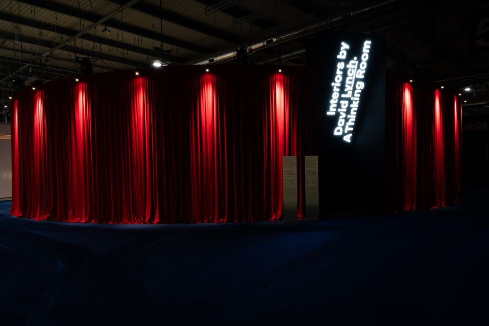 01-interiors-of-david-lynch-salone-del-mobile-2024-661ea1f83b4d9_f40a55 Por dentro da instalação misteriosa de David Lynch na Milan Design Week