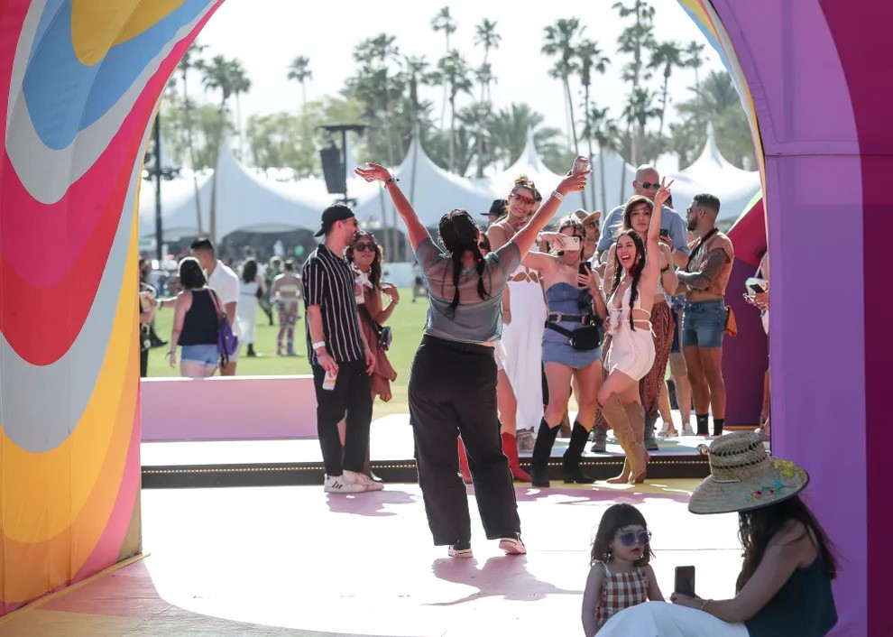 73308981007-coachella-2024-friday-6 Coachella 2024: confira as instalações de arte que vão ilustrar o festival!