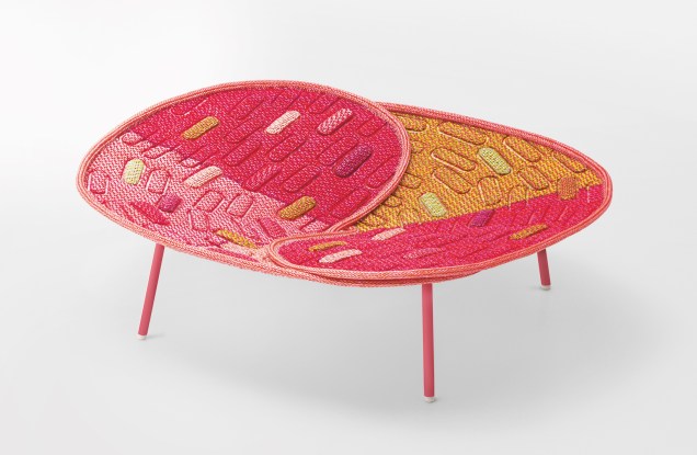 Móveis e luminárias da linha Hana-arashi feitas em tecido Maris, exclusivo da marca Paola Lenti, feito 100% de <span>poliolefina, e que é reciclável e a prova d'água.</span> Móveis e luminárias da linha Hana-arashi feitas em tecido Maris, exclusivo da marca Paola Lenti, feito 100% de <span>poliolefina, e que é reciclável e a prova d'água.</span>
