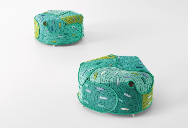 Móveis e luminárias da linha Hana-arashi feitas em tecido Maris, exclusivo da marca Paola Lenti, feito 100% de <span>poliolefina, e que é reciclável e a prova d'água.</span> Móveis e luminárias da linha Hana-arashi feitas em tecido Maris, exclusivo da marca Paola Lenti, feito 100% de <span>poliolefina, e que é reciclável e a prova d'água.</span>