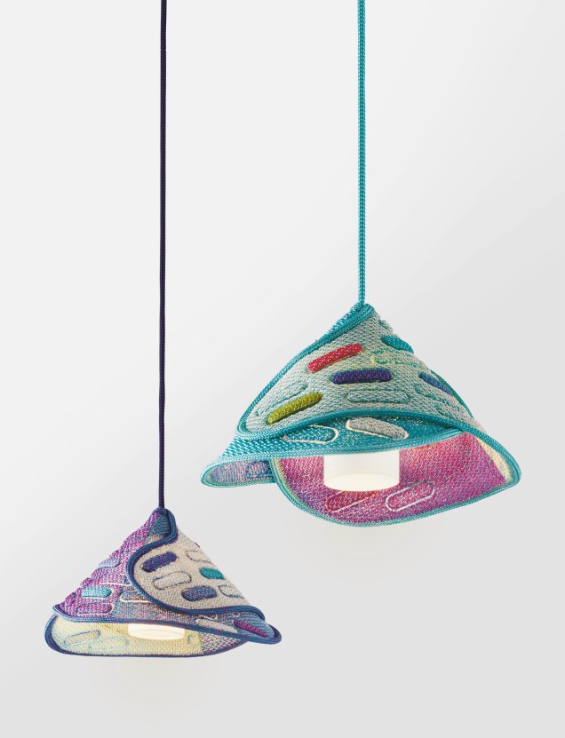 Móveis e luminárias da linha Hana-arashi feitas em tecido Maris, exclusivo da marca Paola Lenti, feito 100% de <span>poliolefina, e que é reciclável e a prova d'água.</span> Móveis e luminárias da linha Hana-arashi feitas em tecido Maris, exclusivo da marca Paola Lenti, feito 100% de <span>poliolefina, e que é reciclável e a prova d'água.</span>