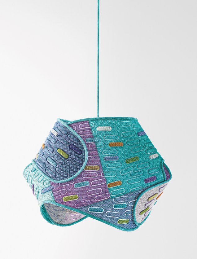 Móveis e luminárias da linha Hana-arashi feitas em tecido Maris, exclusivo da marca Paola Lenti, feito 100% de <span>poliolefina, e que é reciclável e a prova d'água.</span> Móveis e luminárias da linha Hana-arashi feitas em tecido Maris, exclusivo da marca Paola Lenti, feito 100% de <span>poliolefina, e que é reciclável e a prova d'água.</span>