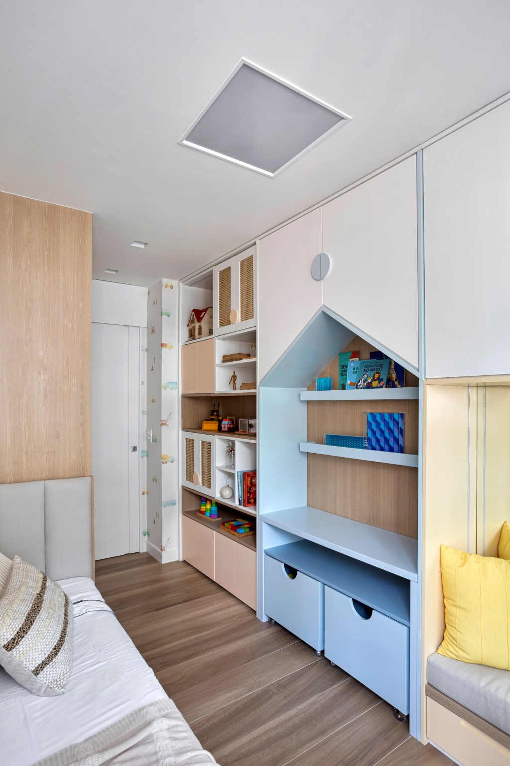 apartamento-70-m2-maior-decor-tons-neutros-fabiano-ravaglia-credito-denilson-machado (10) Apartamento de 70 m² parece maior com décor em tons neutros. Projeto de Fabiano Ravaglia. Na foto, quarto infantil com marcenaria colorida.