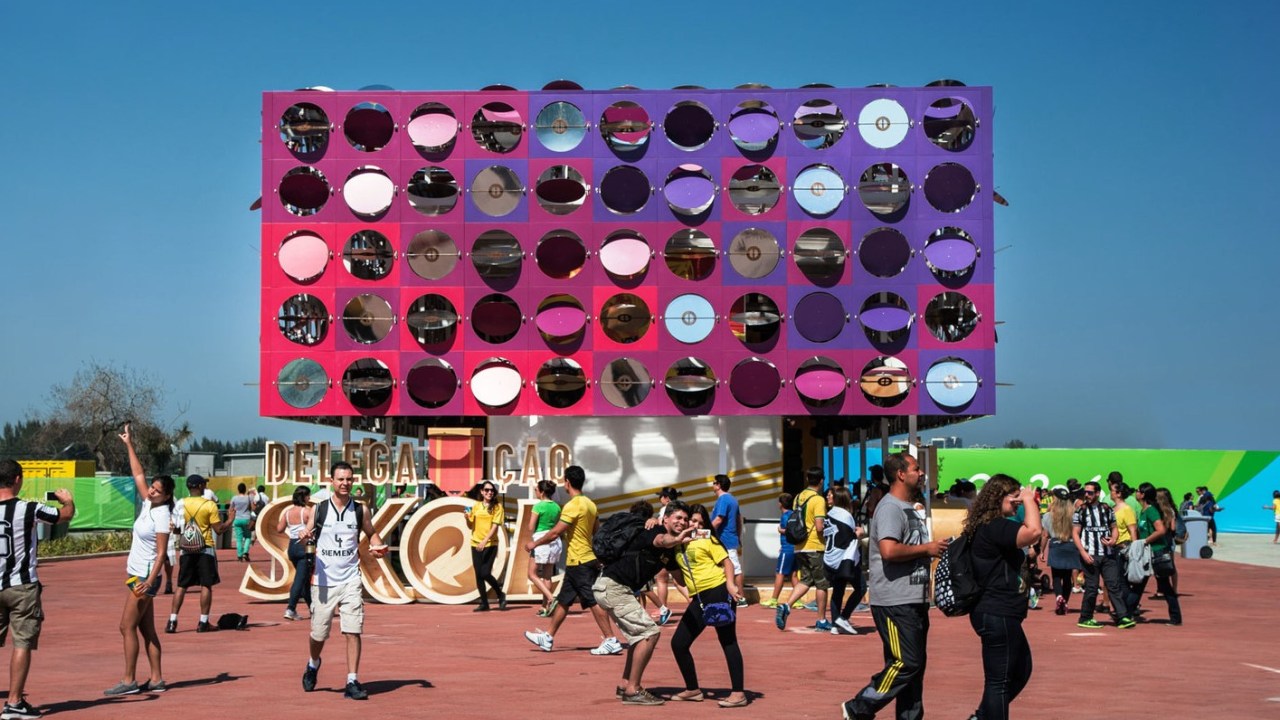 O Pavilhão Dançante foi projetado pelo Estudio Guto Requena e foi uma arquitetura interativa temporária construída para as Olimpíadas de 2016 no Rio de Janeiro.
