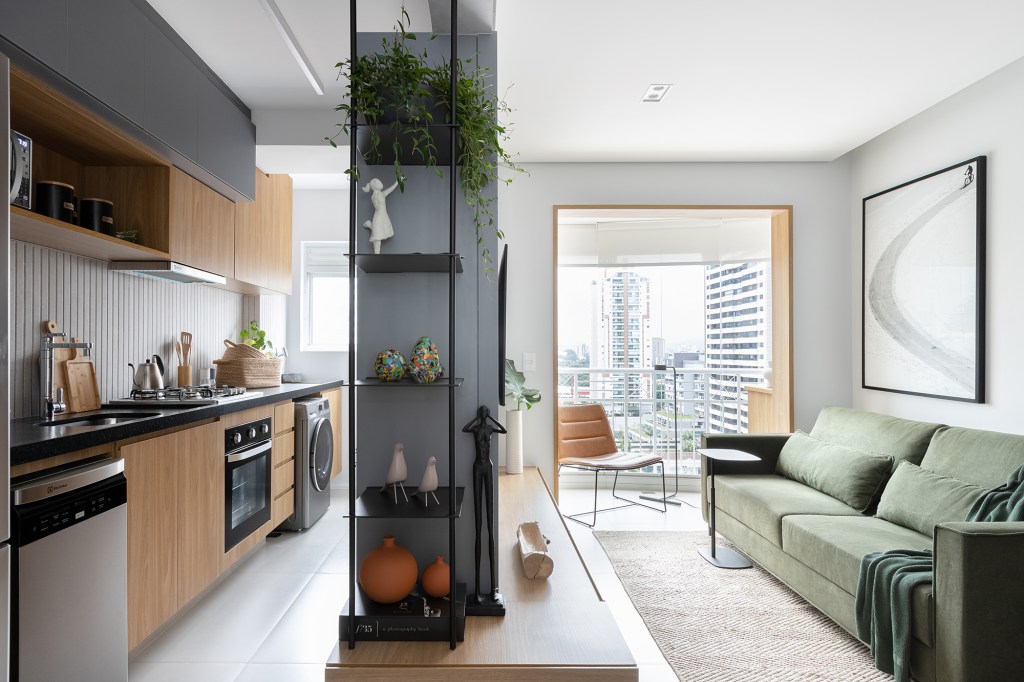estilo-japandi-permeia-decor-apartamento-53-m2-studio-monfre-credito-monica-assan-(15) Estilo japandi permeia todo o décor deste apartamento de apenas 53 m². Projeto de Studio Monfré, Na foto, sala de estar e jantar integradas e estante vazada. Cozinha com lavanderia.