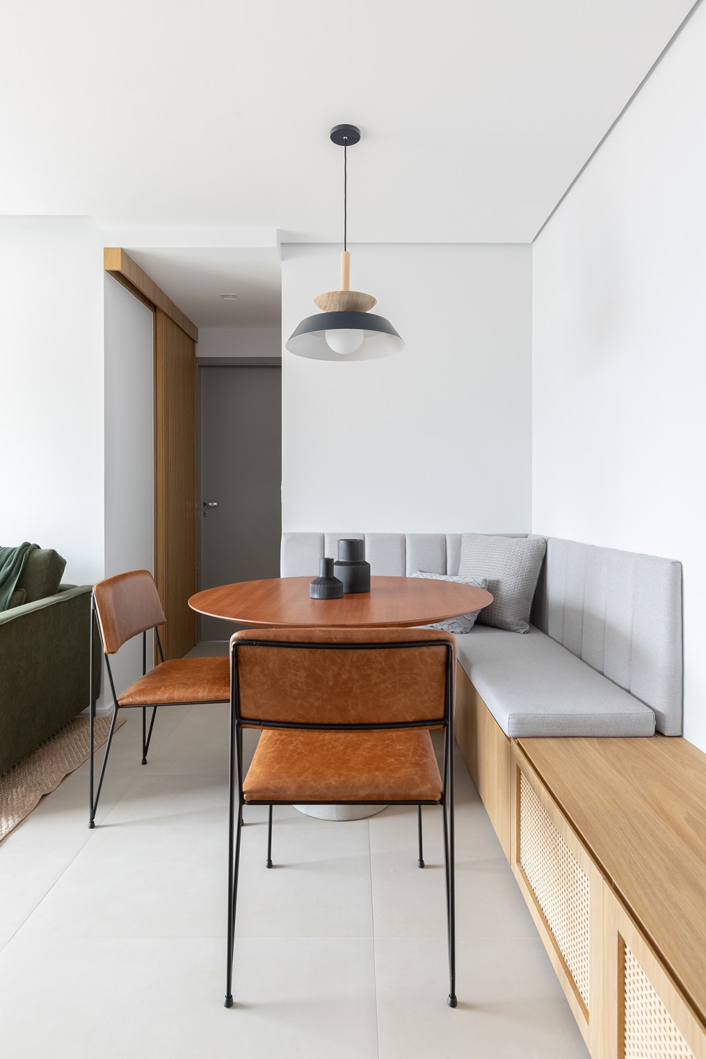 estilo-japandi-permeia-decor-apartamento-53-m2-studio-monfre-credito-monica-assan-(16) Estilo japandi permeia todo o décor deste apartamento de apenas 53 m². Projeto de Studio Monfré, Na foto, sala de jantar com canto alemão.