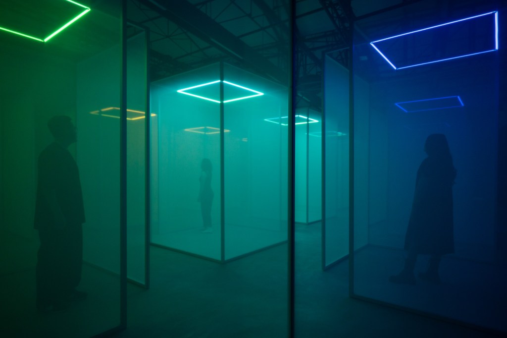 google-chromasonic-making-sense-of-color-installation_dezeen_2364_col_2 MDW 2024: Google apresenta instalação que estimula a fusão entre os sentidos