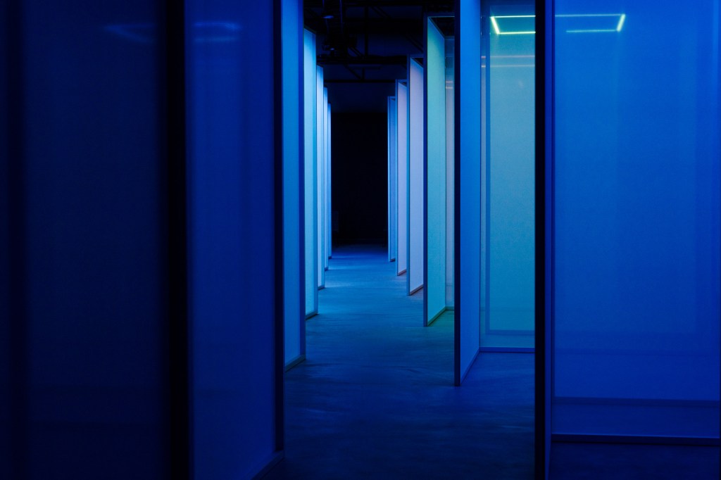 google-chromasonic-making-sense-of-color-installation_dezeen_2364_col_4 MDW 2024: Google apresenta instalação que estimula a fusão entre os sentidos
