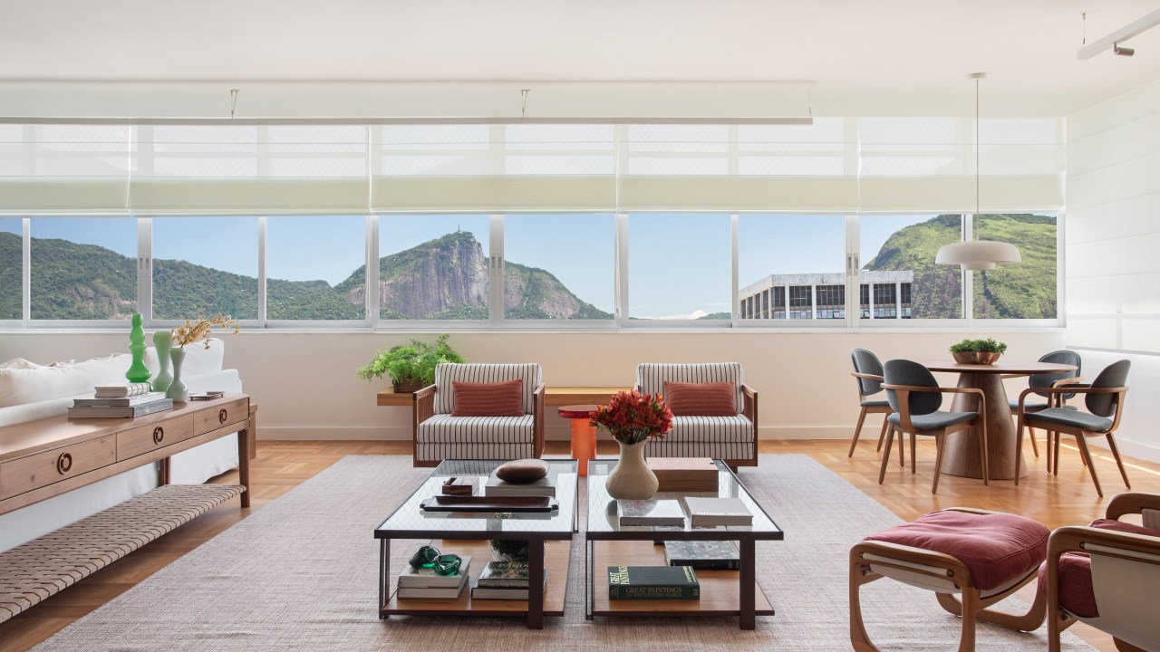 Marcenaria multifuncional caracteriza apartamento com vista para o Cristo. Projeto de Escala Arquitetura. Na foto, sala de estar com vista para o Pão de Açúcar.