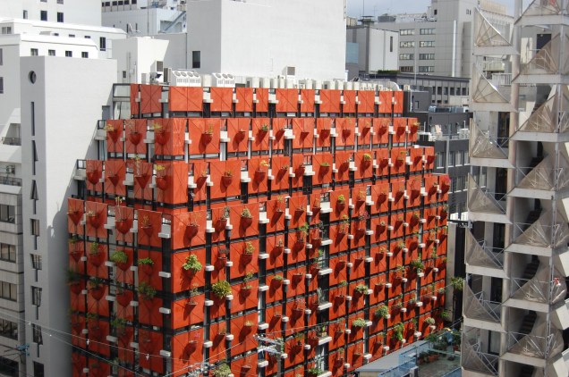 O Organic Building em Osaka, Japão, é um edifício com jardim vertical concebido para integrar um sistema avançado de irrigação controlado por computador, visando promover o crescimento das plantas