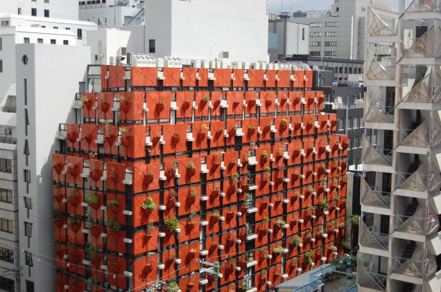 O Organic Building em Osaka, Japão, é um edifício com jardim vertical concebido para integrar um sistema avançado de irrigação controlado por computador, visando promover o crescimento das plantas O Organic Building em Osaka, Japão, é um edifício com jardim vertical concebido para integrar um sistema avançado de irrigação controlado por computador, visando promover o crescimento das plantas
