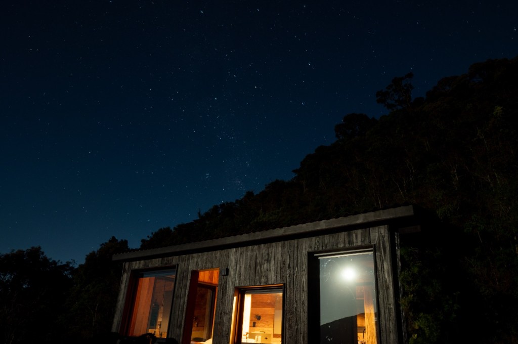 tiny-house-sustentavel-1500-m-altitude-regiao-serrana-sp-ricardo-delgallo-credito-thiago-farias (1) Tiny house sustentável fica a 1500 m de altitude na região serrana de SP. Projeto de Ricardo Delgallo. Na foto, fachada da casa em meio às montanhas.