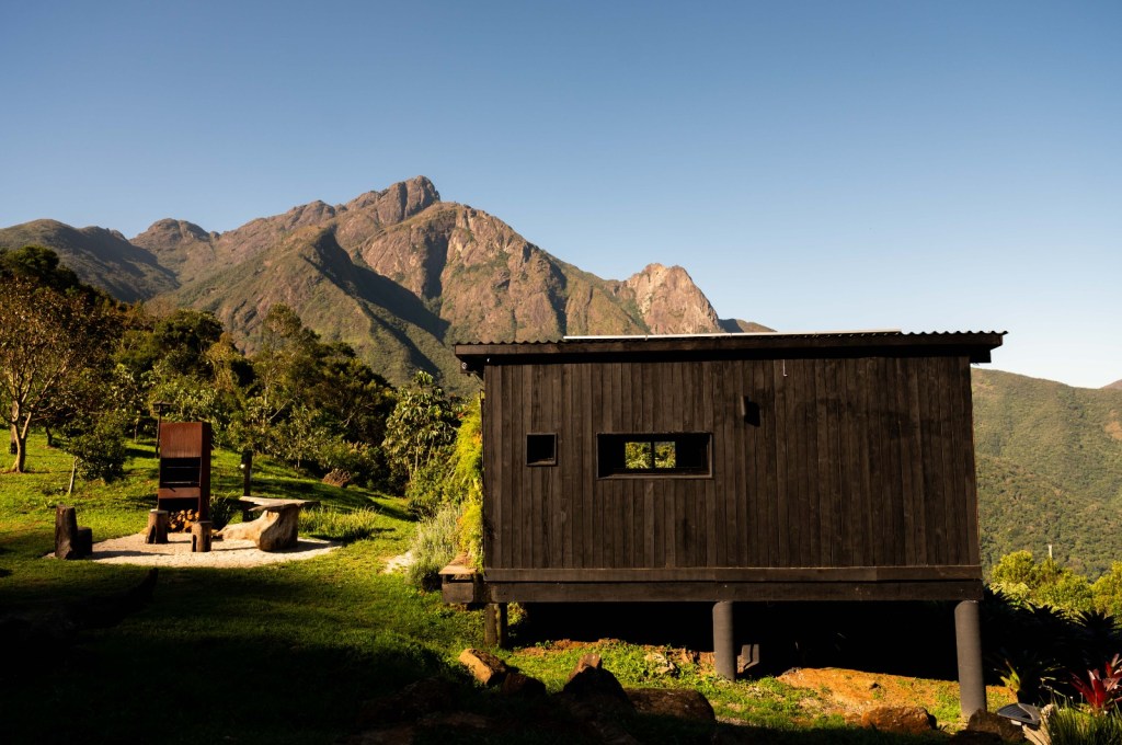 tiny-house-sustentavel-1500-m-altitude-regiao-serrana-sp-ricardo-delgallo-credito-thiago-farias (3) Tiny house sustentável fica a 1500 m de altitude na região serrana de SP. Projeto de Ricardo Delgallo. Na foto, fachada da casa em meio às montanhas.