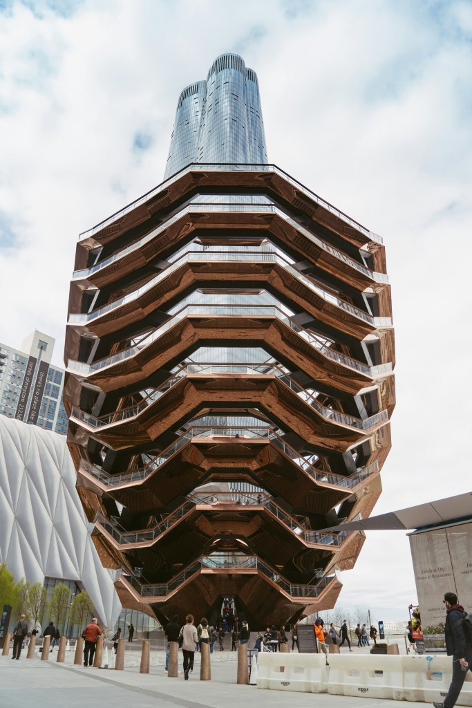 vessel-hudson-yards-foto-mj-tangonan-unsplash-casacor A estrutura em forma de colmeia foi inaugurada em 2019 e logo se tornou um ponto turístico popular.