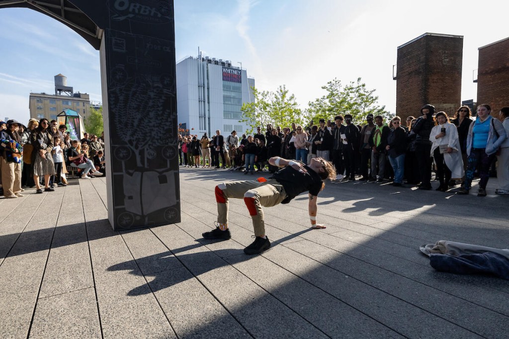 0005_Selects_MattyDavis Performance de Matty Davis no High Line durante a Frieze New York 2024