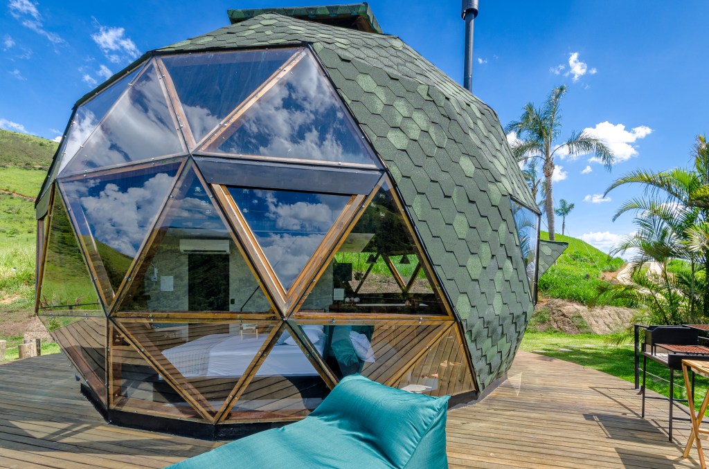 Domo na Mantiqueira leva luxo e conforto para o meio da natureza