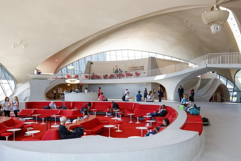 AEROPORTO NY Conversation pit: conheça essa tendência icônica dos anos 60 e 70