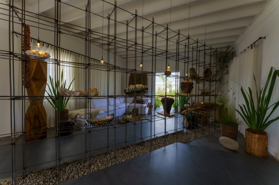 <b>Alessandra Mendoza, Bruno Binda, Ro de Rivero - Biblioteca Naturalista.</b> A partir da necessidade de nos reconectar com a natureza, o espaço busca expressar por meio do design, da paisagem e da arte a relação intrínseca na qual o homem se conecta com o que o rodeia. "Sob o desconstrutivismo, expressamos esse retorno à essência, ao natural, ao mais básico, onde o imperfeito nos ensina a valorizar os processos e a aceitar os resultados sem julgamento. Uma linguagem de linhas limpas nos leva à calma", explicam os profissionais. <b>Alessandra Mendoza, Bruno Binda, Ro de Rivero - Biblioteca Naturalista.</b> A partir da necessidade de nos reconectar com a natureza, o espaço busca expressar por meio do design, da paisagem e da arte a relação intrínseca na qual o homem se conecta com o que o rodeia. "Sob o desconstrutivismo, expressamos esse retorno à essência, ao natural, ao mais básico, onde o imperfeito nos ensina a valorizar os processos e a aceitar os resultados sem julgamento. Uma linguagem de linhas limpas nos leva à calma", explicam os profissionais.