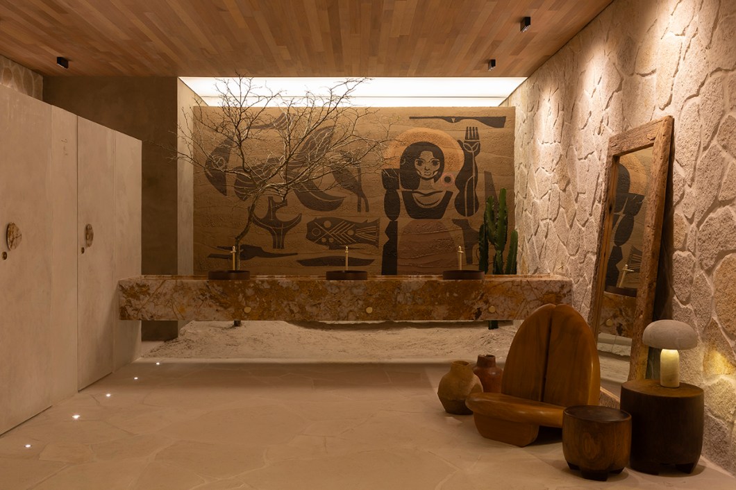 <b>Aline Borges Arquitetura - O Sertão é Dentro da Gente</b>. Encontrar beleza no agreste que há em cada um é o chamamento implícito em Grande Sertão: Veredas, de Guimarães Rosa, que a arquiteta Aline Borges toma para si no projeto do banheiro unissex com espaço família e local para amamentação. Com paredes revestidas de terra, jardim minimalista da paisagista Gabi Piccino e mural do artista Speto, cada detalhe dos 55 m² aguça os sentidos pela estética árida aliada a inserções contemporâneas que evocam a identidade brasileira. <b>Aline Borges Arquitetura - O Sertão é Dentro da Gente</b>. Encontrar beleza no agreste que há em cada um é o chamamento implícito em Grande Sertão: Veredas, de Guimarães Rosa, que a arquiteta Aline Borges toma para si no projeto do banheiro unissex com espaço família e local para amamentação. Com paredes revestidas de terra, jardim minimalista da paisagista Gabi Piccino e mural do artista Speto, cada detalhe dos 55 m² aguça os sentidos pela estética árida aliada a inserções contemporâneas que evocam a identidade brasileira.