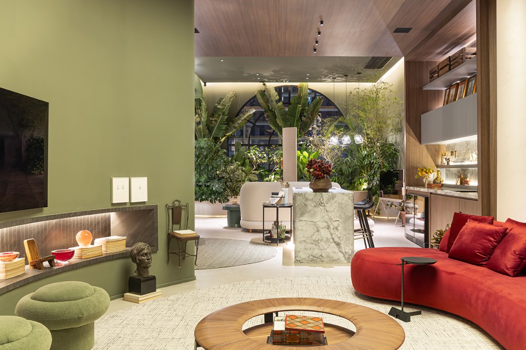 <b>Altera Arquitetura - Ecos do Passado</b>. Como se traçasse uma linha do tempo desde a pré-história, o arquiteto Renan Altera acrescenta a este loft de 71 m² exemplos do legado arquitetônico da humanidade no morar contemporâneo. Texturas que remetem às cavernas, arcos da Roma antiga, vitrais da Idade Média e até a simetria neoclássica na cozinha dialogam com homenagens e reinvenções de elementos de diferentes eras e tradições. Uma claraboia introduz luz natural de maneira suave e difusa e o jardim cumpre a intenção de aportar saúde e bem-estar. O futuro é retratado na abordagem sustentável dos fornecedores. <b>Altera Arquitetura - Ecos do Passado</b>. Como se traçasse uma linha do tempo desde a pré-história, o arquiteto Renan Altera acrescenta a este loft de 71 m² exemplos do legado arquitetônico da humanidade no morar contemporâneo. Texturas que remetem às cavernas, arcos da Roma antiga, vitrais da Idade Média e até a simetria neoclássica na cozinha dialogam com homenagens e reinvenções de elementos de diferentes eras e tradições. Uma claraboia introduz luz natural de maneira suave e difusa e o jardim cumpre a intenção de aportar saúde e bem-estar. O futuro é retratado na abordagem sustentável dos fornecedores.