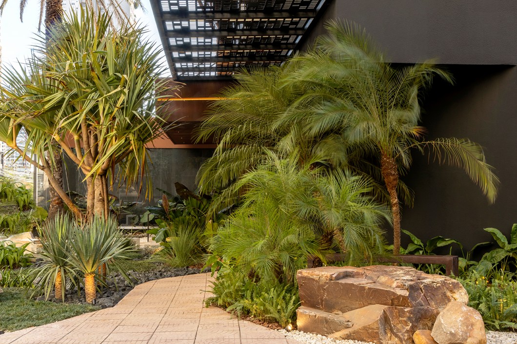 <b>André Bahia Reis e Lucas Costa Paula - Jardim da Fachada.</b> Os paisagistas André Bahia Reis e Lucas Costa Paula, da Casagarden Paisagismo, apresentam o Jardim da Fachada. Reconhecendo as limitações de espaço e recursos nas áreas urbanas, o projeto busca soluções adaptáveis que se adequem às demandas e às restrições do ambiente. Inspirado pelas tendências contemporâneas e pela estética orgânica, o projeto permite uma interação harmoniosa entre a arquitetura e a natureza. Essa abordagem cria uma atmosfera onde elementos naturais se integram de forma equilibrada ao espaço construído, em um ambiente acolhedor e convidativo para quem o visita. <b>André Bahia Reis e Lucas Costa Paula - Jardim da Fachada.</b> Os paisagistas André Bahia Reis e Lucas Costa Paula, da Casagarden Paisagismo, apresentam o Jardim da Fachada. Reconhecendo as limitações de espaço e recursos nas áreas urbanas, o projeto busca soluções adaptáveis que se adequem às demandas e às restrições do ambiente. Inspirado pelas tendências contemporâneas e pela estética orgânica, o projeto permite uma interação harmoniosa entre a arquitetura e a natureza. Essa abordagem cria uma atmosfera onde elementos naturais se integram de forma equilibrada ao espaço construído, em um ambiente acolhedor e convidativo para quem o visita.