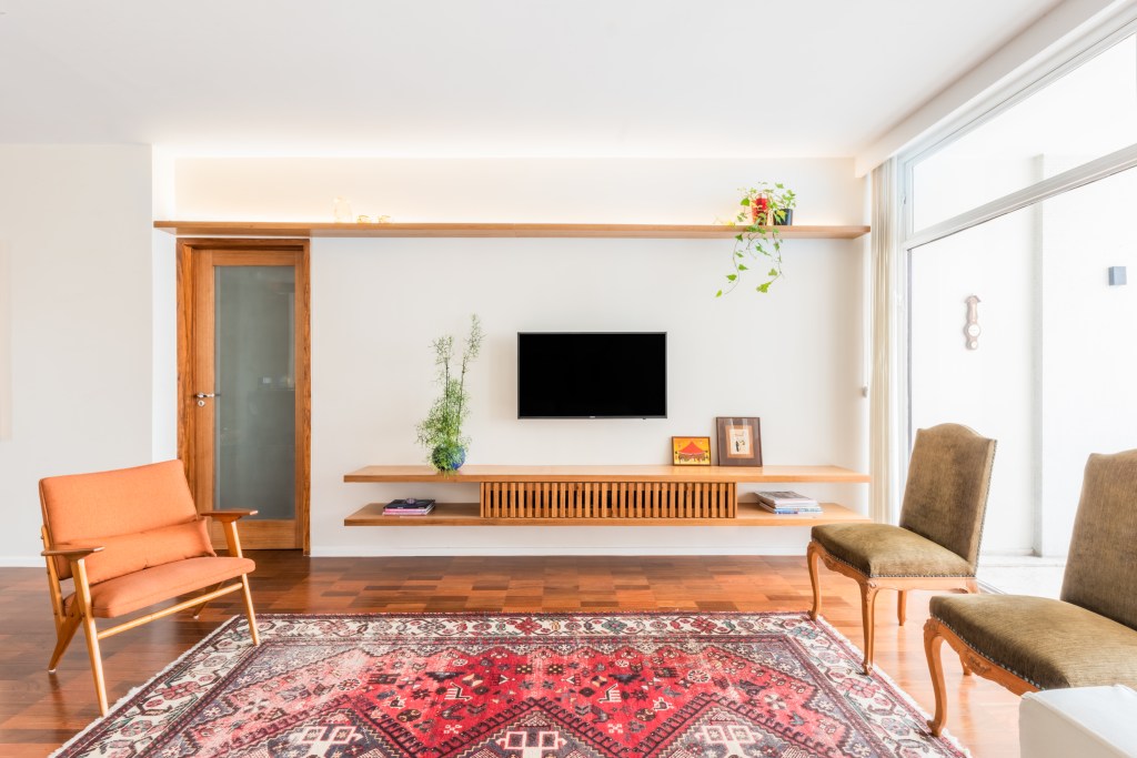 Apto-Sergipe-Luis-Canepa-Arquitetos-Guilherme-Pucci-CASACOR-05 Móveis de antiquários e móveis modernos se complementam em um cenário moldado por um piso de taco restaurado e paredes claras, que amplificam a luminosidade generosa do espaço.