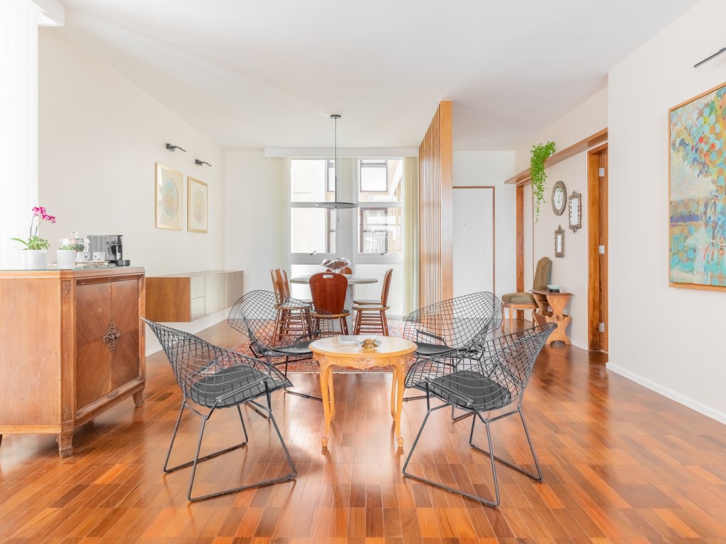 Apto-Sergipe-Luis-Canepa-Arquitetos-Guilherme-Pucci-CASACOR-10 A distribuição dos móveis foram pensados para manter a fluidez e amplitude, mantendo a sala de jantar e a sala de estar em um espaço contínuo.