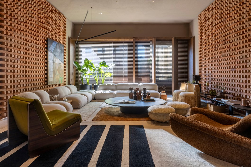 <b>Bittar Arquitetura - Studio Terra Origem.</b> Eduardo Bittar e Karla Bittar apresentam o Studio Terra Origem, espaço que se apresenta como um refúgio de serenidade e autenticidade. Os materiais cuidadosamente selecionados – madeira, tijolos naturais e texturas nas paredes e tetos – evocam uma conexão com o ambiente natural. O teto rebaixado na entrada do ambiente cria uma atmosfera intimista e acolhedora e, ao passo que o espaço avança, o pé-direito se expande, revelando uma transição sutil e elegante. Um forro curvo conduz os visitantes, que se sentem como se estivessem sendo envolvidos por um abraço caloroso da própria terra. <b>Bittar Arquitetura - Studio Terra Origem.</b> Eduardo Bittar e Karla Bittar apresentam o Studio Terra Origem, espaço que se apresenta como um refúgio de serenidade e autenticidade. Os materiais cuidadosamente selecionados – madeira, tijolos naturais e texturas nas paredes e tetos – evocam uma conexão com o ambiente natural. O teto rebaixado na entrada do ambiente cria uma atmosfera intimista e acolhedora e, ao passo que o espaço avança, o pé-direito se expande, revelando uma transição sutil e elegante. Um forro curvo conduz os visitantes, que se sentem como se estivessem sendo envolvidos por um abraço caloroso da própria terra.
