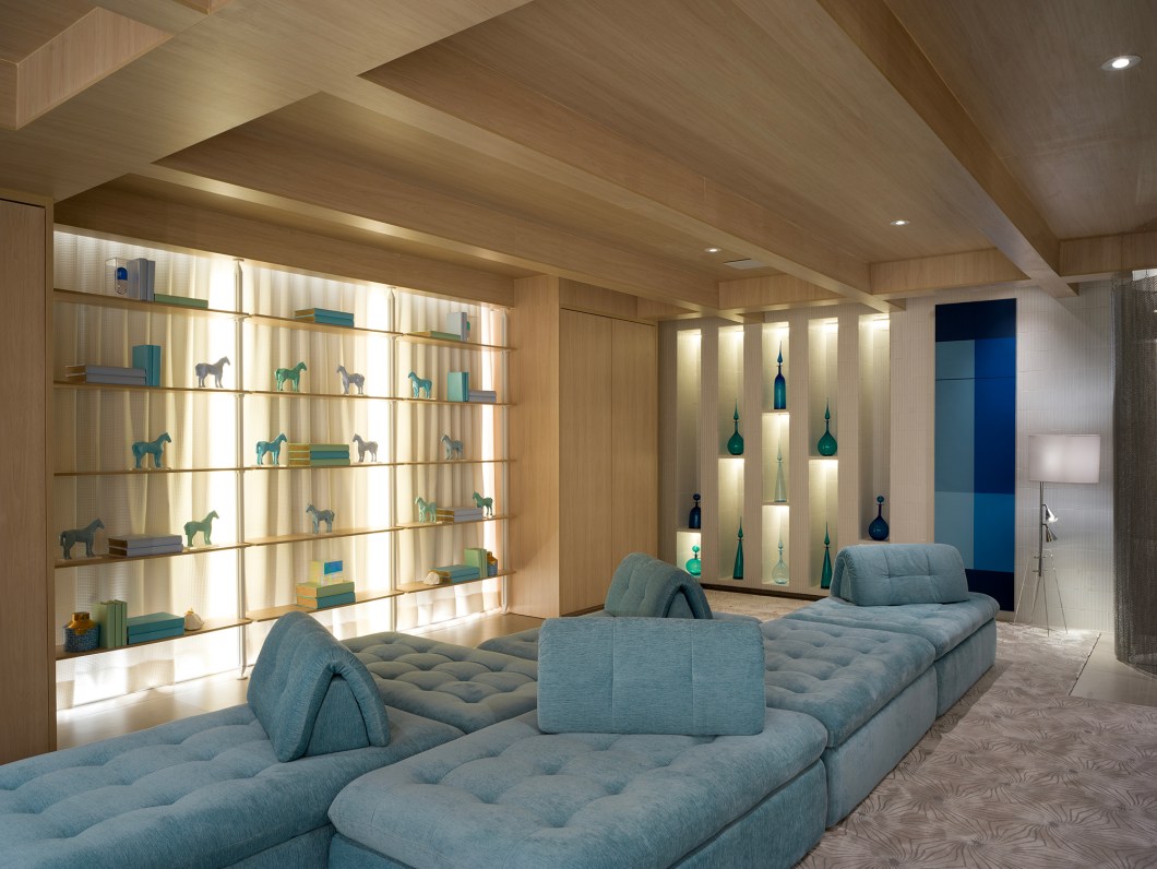 <b>Brunete Fraccaroli Arquitetura e Interiores - Transcendendo Épocas</b>. A marca ousada e colorida da arquiteta delineia, desta vez, um loft de 74 m², vislumbrado para um morador jovem, moderno e antenado com seu tempo. O personagem está representado, em escala 1:1, pela escultura de papel desenvolvida em conjunto com a artista visual Mariana Kamilos. No mobiliário, chamam a atenção peças de Jader Almeida e Roberta Banqueri. Atente para o tapete de formato pouco convencional e a cortina de correntes, além da decisão sustentável de utilizar apenas materiais que poderão ser reaproveitados quando a mostra se encerrar. <b>Brunete Fraccaroli Arquitetura e Interiores - Transcendendo Épocas</b>. A marca ousada e colorida da arquiteta delineia, desta vez, um loft de 74 m², vislumbrado para um morador jovem, moderno e antenado com seu tempo. O personagem está representado, em escala 1:1, pela escultura de papel desenvolvida em conjunto com a artista visual Mariana Kamilos. No mobiliário, chamam a atenção peças de Jader Almeida e Roberta Banqueri. Atente para o tapete de formato pouco convencional e a cortina de correntes, além da decisão sustentável de utilizar apenas materiais que poderão ser reaproveitados quando a mostra se encerrar.