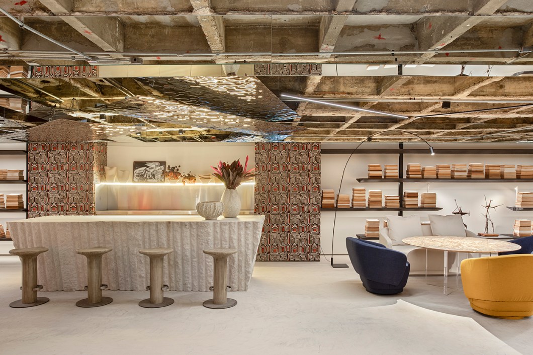 <b>DB Arquitetos - Living por David Bastos</b>. Tons de cinza em contraste com cores primárias – como as da pintura muralista de Fefe Talavera, que retrata quatro orixás – permeiam o living de 173 m² do arquiteto David Bastos, que mescla o estilo minimalista clássico com a rica história urbana brasileira. Escolhas sustentáveis se deixam notar nos livros reaproveitados e na opção de poucas soluções construtivas, que destacam as instalações do prédio tombado do Conjunto Nacional. <b>DB Arquitetos - Living por David Bastos</b>. Tons de cinza em contraste com cores primárias – como as da pintura muralista de Fefe Talavera, que retrata quatro orixás – permeiam o living de 173 m² do arquiteto David Bastos, que mescla o estilo minimalista clássico com a rica história urbana brasileira. Escolhas sustentáveis se deixam notar nos livros reaproveitados e na opção de poucas soluções construtivas, que destacam as instalações do prédio tombado do Conjunto Nacional.