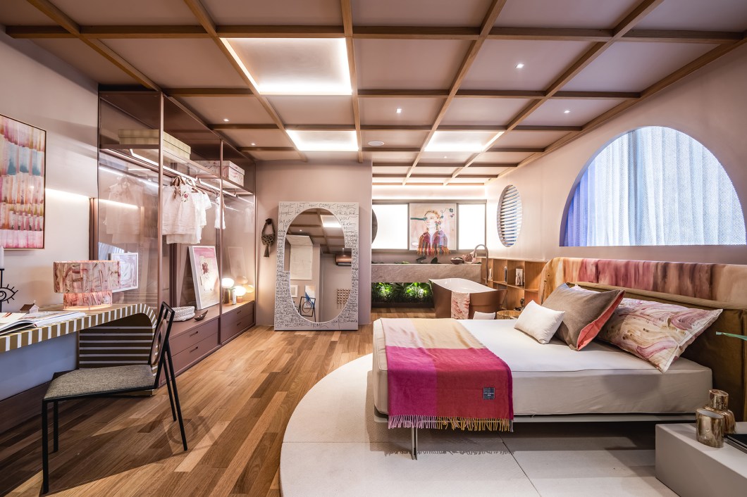 <b>Dantas Napoleão Arquitetura e Interiores - Suíte da filha artista. </b>"O projeto é a expressão do que acreditamos: sentimento, memória, arte, criatividade. O fora da caixa com coerência, significado e beleza", conta o escritório. A curadoria dos quadros, objetos e móveis valoriza os artistas locais e, dessa forma, reflete o amor do escritório pela arte, um espírito vivo que habita todos os projetos, ideias, produtos e soluções. <b>Dantas Napoleão Arquitetura e Interiores - Suíte da filha artista. </b>"O projeto é a expressão do que acreditamos: sentimento, memória, arte, criatividade. O fora da caixa com coerência, significado e beleza", conta o escritório. A curadoria dos quadros, objetos e móveis valoriza os artistas locais e, dessa forma, reflete o amor do escritório pela arte, um espírito vivo que habita todos os projetos, ideias, produtos e soluções.