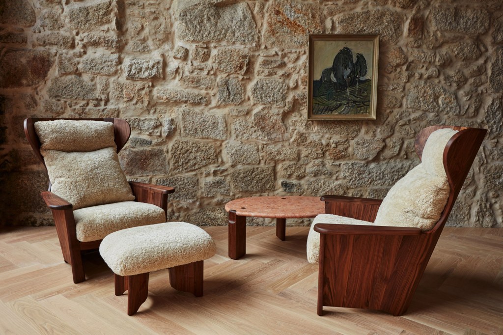 De-La-Espada-Atelier—Twenty-Five-Bergere-Chair-photo-by-Yuki-Sugiura-WEB Peças da marca portuguesa De La Espada.