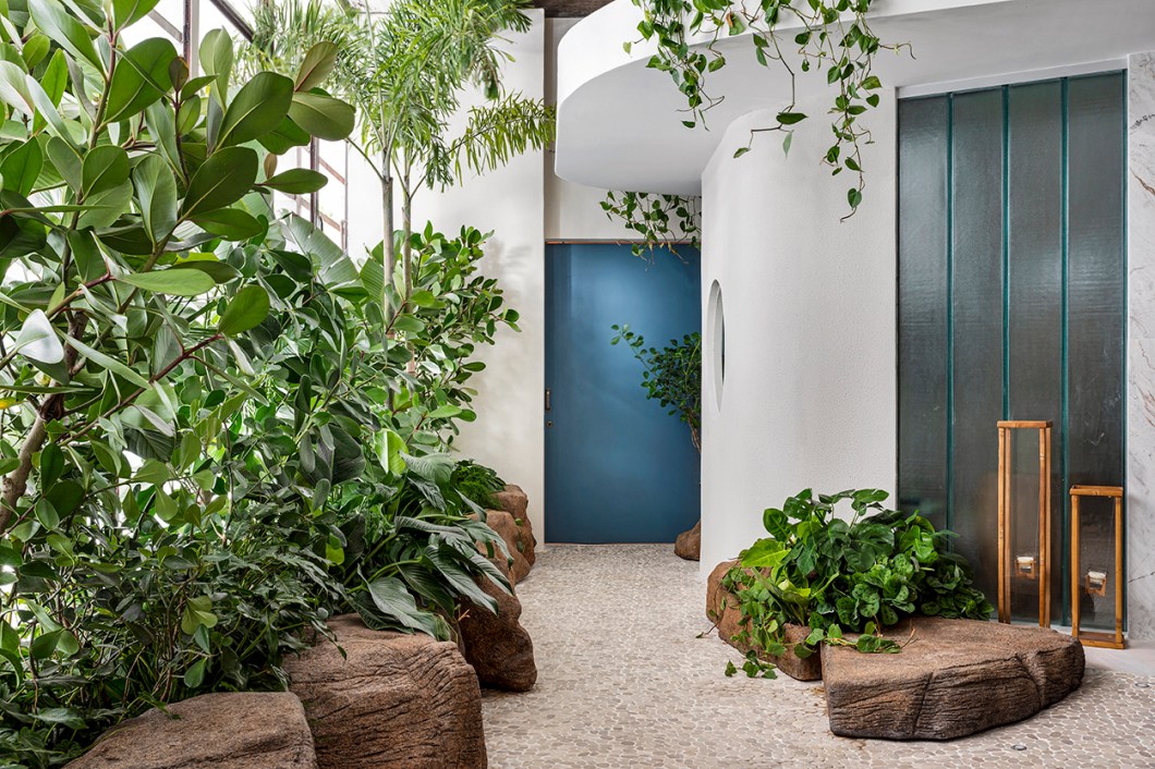 <b>Elaine Kalil Paisagismo - Simplicidade Atenta</b>. Clúsia, palmeira rabo-de-raposa, costela-de-adão, barriga-de-sapo e musgos estão entre as plantas selecionadas para o jardim tropical, que serve de entrada e contorno à tiny house vizinha, em uma composição que acena com a alegria e a simplicidade da natureza. Repleta de tons verdes vibrantes, aromas sedutores e texturas exóticas, a área de 36 m² expõe rochas cenográficas da artista Marina Gallo, que originam uma paisagem única. <b>Elaine Kalil Paisagismo - Simplicidade Atenta</b>. Clúsia, palmeira rabo-de-raposa, costela-de-adão, barriga-de-sapo e musgos estão entre as plantas selecionadas para o jardim tropical, que serve de entrada e contorno à tiny house vizinha, em uma composição que acena com a alegria e a simplicidade da natureza. Repleta de tons verdes vibrantes, aromas sedutores e texturas exóticas, a área de 36 m² expõe rochas cenográficas da artista Marina Gallo, que originam uma paisagem única.