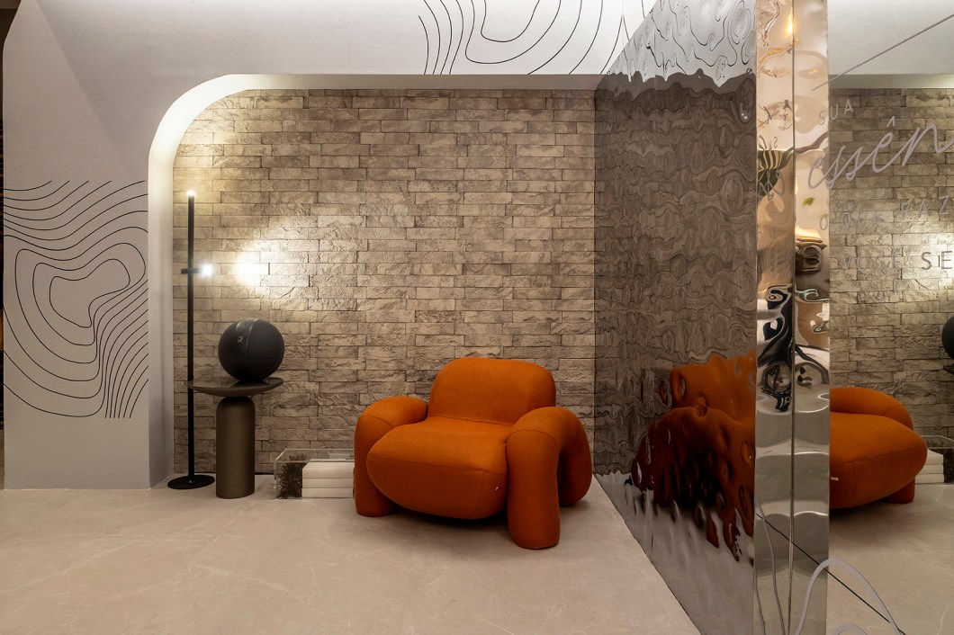 <b>Fernanda Ferreira e Lara Larissa - Únicos por Essence.</b> As arquitetas Fernanda Ferreira e Lara Larissa assinam a escada em seu primeiro espaço na CASACOR Goiás. Com o título Únicos por Essence, o projeto traz um conceito sensorial que visa proporcionar novas experiências aos visitantes. O ambiente, baseado em uma abordagem minimalista, incorpora uma variedade de materiais multissensoriais, como espelhos, luzes indiretas, tons neutros, esculturas de porcelanato e chapas metálicas. Esses elementos são cuidadosamente integrados para criar uma experiência envolvente para todos os que a visitam. <b>Fernanda Ferreira e Lara Larissa - Únicos por Essence.</b> As arquitetas Fernanda Ferreira e Lara Larissa assinam a escada em seu primeiro espaço na CASACOR Goiás. Com o título Únicos por Essence, o projeto traz um conceito sensorial que visa proporcionar novas experiências aos visitantes. O ambiente, baseado em uma abordagem minimalista, incorpora uma variedade de materiais multissensoriais, como espelhos, luzes indiretas, tons neutros, esculturas de porcelanato e chapas metálicas. Esses elementos são cuidadosamente integrados para criar uma experiência envolvente para todos os que a visitam.