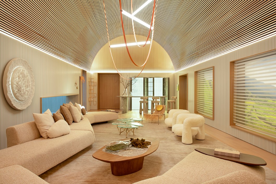 <b>Fernanda Marques Arquitetura - Terrae Brasilis Hunter Douglas</b>. Tirar uma pausa da correria diária para a contemplação parece um convite irrecusável da arquiteta para os frequentadores de seu bar-galeria de 160 m². O mobiliário escolhido – o sofá Landscape e as poltronas Maxx –, também desenhado pela profissional, se torna ainda mais acolhedor em meio à vegetação exuberante. Sob a abóbada de madeira, símbolo de união e transcendência, a diversidade e o talento de artistas como Angelo Venosa, Isabelle Borges, James Kudo e Sergio Lucena ficam em evidência. A curadoria de arte coube a Isabella Marques. <b>Fernanda Marques Arquitetura - Terrae Brasilis Hunter Douglas</b>. Tirar uma pausa da correria diária para a contemplação parece um convite irrecusável da arquiteta para os frequentadores de seu bar-galeria de 160 m². O mobiliário escolhido – o sofá Landscape e as poltronas Maxx –, também desenhado pela profissional, se torna ainda mais acolhedor em meio à vegetação exuberante. Sob a abóbada de madeira, símbolo de união e transcendência, a diversidade e o talento de artistas como Angelo Venosa, Isabelle Borges, James Kudo e Sergio Lucena ficam em evidência. A curadoria de arte coube a Isabella Marques.