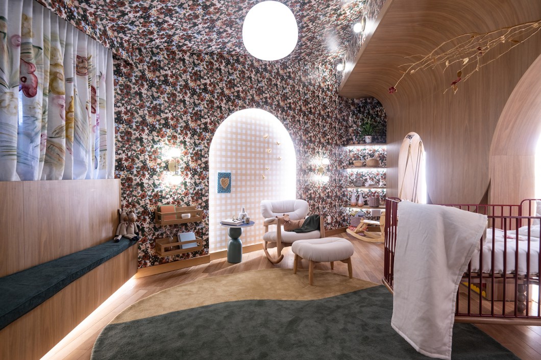 <b>Forma Arquitetura - Quarto das Bebês. </b>No amplo quarto das gêmeas, o maximalismo é a estrela principal e cada metro quadrado é preenchido com uma explosão de cores, estampas vibrantes e um mix ousado de elementos. O dormitório traz uma atmosfera lúdica e estimulante, enquanto a combinação inusitada de cores desperta a imaginação. A iluminação aconchegante, cuidadosamente distribuída por meio de luminárias em pontos estratégicos, cria uma atmosfera acolhedora que convida ao relaxamento e à tranquilidade. Cada peça de decoração foi selecionada para destacar o talento das artistas locais. <b>Forma Arquitetura - Quarto das Bebês. </b>No amplo quarto das gêmeas, o maximalismo é a estrela principal e cada metro quadrado é preenchido com uma explosão de cores, estampas vibrantes e um mix ousado de elementos. O dormitório traz uma atmosfera lúdica e estimulante, enquanto a combinação inusitada de cores desperta a imaginação. A iluminação aconchegante, cuidadosamente distribuída por meio de luminárias em pontos estratégicos, cria uma atmosfera acolhedora que convida ao relaxamento e à tranquilidade. Cada peça de decoração foi selecionada para destacar o talento das artistas locais.