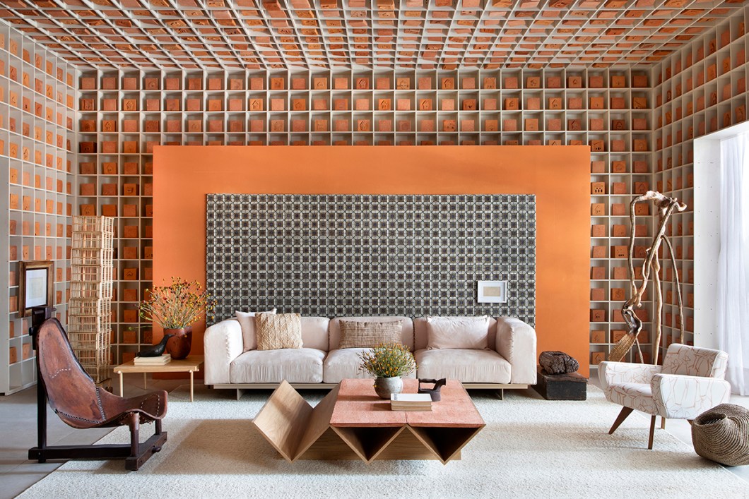 <b>Gabriel Fernandes - Casa Veredas Simonetto</b>. Despertar reminiscências do imaginário rural é o intuito desta casa de 120 m², que homenageia a vida caipira. O hall de entrada se conecta ao ato de costurar por meio da obra-instalação A Costura do Erro, de Adrianna Eu; o fogão é a lenha; e um oratório na saída lembra a importância de agradecer. Desafio técnico do projeto, a estante que viaja até o forro abriga blocos modelados por mulheres atendidas pelo Instituto Maria do Barro, de Brasília. Cada tijolo contido nos nichos representa a maneira como sua autora enxerga a casa. Atrás do sofá, mais uma joia: o painel montado com um antigo piso cerâmico de Francisco Brennand. <b>Gabriel Fernandes - Casa Veredas Simonetto</b>. Despertar reminiscências do imaginário rural é o intuito desta casa de 120 m², que homenageia a vida caipira. O hall de entrada se conecta ao ato de costurar por meio da obra-instalação A Costura do Erro, de Adrianna Eu; o fogão é a lenha; e um oratório na saída lembra a importância de agradecer. Desafio técnico do projeto, a estante que viaja até o forro abriga blocos modelados por mulheres atendidas pelo Instituto Maria do Barro, de Brasília. Cada tijolo contido nos nichos representa a maneira como sua autora enxerga a casa. Atrás do sofá, mais uma joia: o painel montado com um antigo piso cerâmico de Francisco Brennand.