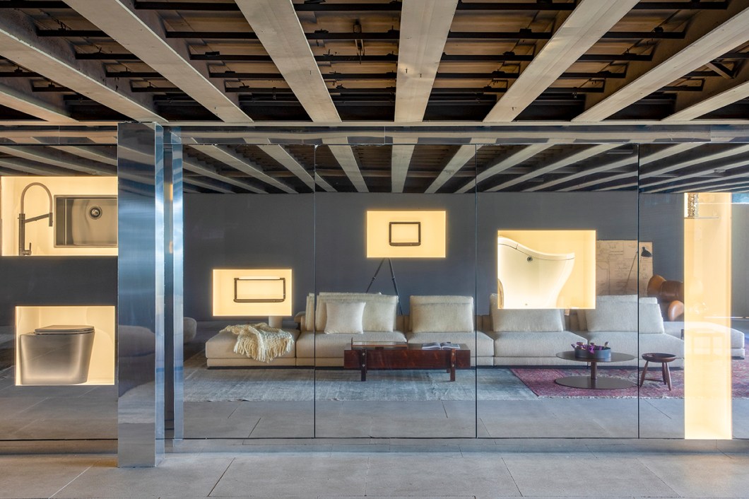 <b>Gisele Taranto Arquitetura - Memórias Deca</b>. O ambiente busca conectar a marca com o público por meio de fragmentos da sua história. Quatro momentos se sucedem ao longo dos 390 m², que expõem desde croquis originais, feitos à mão, até ensaios de projetos gerados por inteligência artificial, passando por equipamentos produzidos por impressoras 3D e instalações sensoriais. “Mais do que uma vitrine, trata-se de uma celebração de pessoas, paixões e pioneirismo”, revela a arquiteta. A sustentabilidade age como fio condutor e vai do piso, que usa resíduos de louças da fábrica, ao teto, com a iluminação de led, além do chamado para uma reflexão acerca do uso racional da água. <b>Gisele Taranto Arquitetura - Memórias Deca</b>. O ambiente busca conectar a marca com o público por meio de fragmentos da sua história. Quatro momentos se sucedem ao longo dos 390 m², que expõem desde croquis originais, feitos à mão, até ensaios de projetos gerados por inteligência artificial, passando por equipamentos produzidos por impressoras 3D e instalações sensoriais. “Mais do que uma vitrine, trata-se de uma celebração de pessoas, paixões e pioneirismo”, revela a arquiteta. A sustentabilidade age como fio condutor e vai do piso, que usa resíduos de louças da fábrica, ao teto, com a iluminação de led, além do chamado para uma reflexão acerca do uso racional da água.