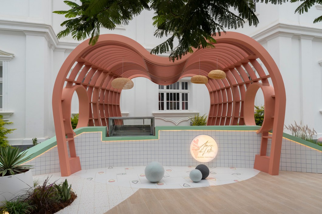 <b>Ingrid Mamani Cobos, Victoria Cerna Álvarez - Heladería de CASACOR. </b> A gelateria é um presente para os sentidos, um lugar onde o presente é celebrado com gratidão. Com um design de linhas curvas e formas orgânicas, o balcão de atendimento é o coração do espaço. A arquitetura e o paisagismo se fundem criando um ambiente biodiverso e multicolorido. Elementos simbólicos, como espelhos astronômicos e argila artesanal, evocam o passado. Aqui, cada visitante pode se deliciar com um gelato artesanal enquanto é imerso num ambiente natural, revitalizante e acolhedor. <b>Ingrid Mamani Cobos, Victoria Cerna Álvarez - Heladería de CASACOR. </b> A gelateria é um presente para os sentidos, um lugar onde o presente é celebrado com gratidão. Com um design de linhas curvas e formas orgânicas, o balcão de atendimento é o coração do espaço. A arquitetura e o paisagismo se fundem criando um ambiente biodiverso e multicolorido. Elementos simbólicos, como espelhos astronômicos e argila artesanal, evocam o passado. Aqui, cada visitante pode se deliciar com um gelato artesanal enquanto é imerso num ambiente natural, revitalizante e acolhedor.