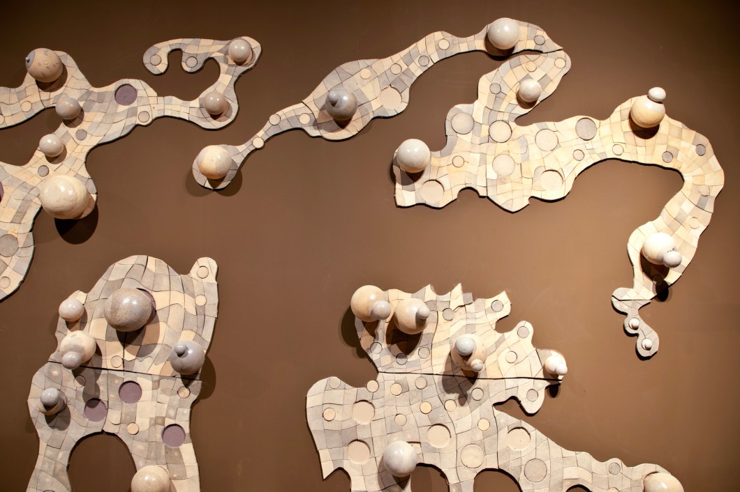 <strong>Instalação "Casulos e Marimbondos" - Fátima Campos.</strong> Fátima Campos é a própria expressão da natureza. Mulher, nordestina, arrojada, solta, livre... Assim como sua arte. Seu repertório de imagens é composto por pequenas peças cerâmicas que se encaixam e criam formas femininas, ao mesmo tempo sensuais e agressivas, partindo de figuras que se dissolvem em busca do abstrato e se transformam em elementos de aspectos nebulosos e estranhos. Fátima viveu toda sua vida em contato íntimo com a terra, com as plantas e com os bichos de Formosa, seu pedaço de chão, no Piauí. Sua percepção da beleza está sempre associada a esse lugar mítico. De maneira quase sagrada, suas esculturas de barro são devaneios que buscam recriar texturas, cheiros e sons da natureza que a rodeia desde menina. <strong>Instalação "Casulos e Marimbondos" - Fátima Campos.</strong> Fátima Campos é a própria expressão da natureza. Mulher, nordestina, arrojada, solta, livre... Assim como sua arte. Seu repertório de imagens é composto por pequenas peças cerâmicas que se encaixam e criam formas femininas, ao mesmo tempo sensuais e agressivas, partindo de figuras que se dissolvem em busca do abstrato e se transformam em elementos de aspectos nebulosos e estranhos. Fátima viveu toda sua vida em contato íntimo com a terra, com as plantas e com os bichos de Formosa, seu pedaço de chão, no Piauí. Sua percepção da beleza está sempre associada a esse lugar mítico. De maneira quase sagrada, suas esculturas de barro são devaneios que buscam recriar texturas, cheiros e sons da natureza que a rodeia desde menina.