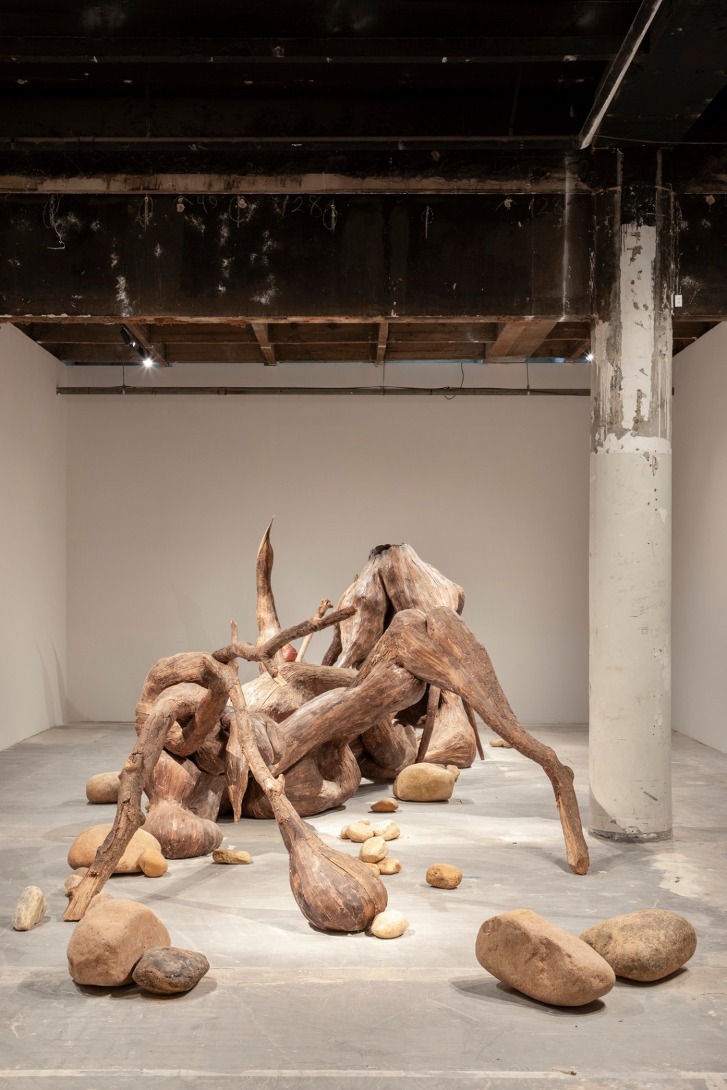 <strong>Instalação "Memento Habilis" - Henrique Oliveira.</strong> Memento Habilis (2023) nos remete a um fóssil monumental, cujas formas evocam plantas e animais de épocas passadas. A obra provoca no observador uma sensação de familiaridade e estranheza diante de uma entidade enigmática, cuja existência transcende o tempo. O título sugere uma conexão com o Homo habilis – um dos primeiros ancestrais humanos a dominar ferramentas de pedra, que viveu aproximadamente entre 2,4 milhões e 1,4 milhão de anos atrás – e reflete sobre a capacidade humana e a força intrínseca da natureza. <strong>Instalação "Memento Habilis" - Henrique Oliveira.</strong> Memento Habilis (2023) nos remete a um fóssil monumental, cujas formas evocam plantas e animais de épocas passadas. A obra provoca no observador uma sensação de familiaridade e estranheza diante de uma entidade enigmática, cuja existência transcende o tempo. O título sugere uma conexão com o Homo habilis – um dos primeiros ancestrais humanos a dominar ferramentas de pedra, que viveu aproximadamente entre 2,4 milhões e 1,4 milhão de anos atrás – e reflete sobre a capacidade humana e a força intrínseca da natureza.