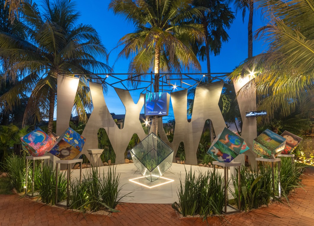 <b>Jeose Noronha Monte - Praça Temporal.</b> Em uma parceria entre a J.Monte e a Premium J.Monte, o espaço futurista traz uma exposição de pinturas infantis e estrutura inclusiva. Uma arrojada escultura abriga cápsulas do tempo em um espaço onde os visitantes serão convidados a registrar mensagens para as gerações que virão, guardar lembranças e inspirar o futuro. A estrutura será guardada durante 10 anos na sede do Sesc Cajuína. O local conta também com uma moderna estrutura de som e vídeo, que contará histórias de grandes profissionais renomados da arquitetura piauiense. <b>Jeose Noronha Monte - Praça Temporal.</b> Em uma parceria entre a J.Monte e a Premium J.Monte, o espaço futurista traz uma exposição de pinturas infantis e estrutura inclusiva. Uma arrojada escultura abriga cápsulas do tempo em um espaço onde os visitantes serão convidados a registrar mensagens para as gerações que virão, guardar lembranças e inspirar o futuro. A estrutura será guardada durante 10 anos na sede do Sesc Cajuína. O local conta também com uma moderna estrutura de som e vídeo, que contará histórias de grandes profissionais renomados da arquitetura piauiense.