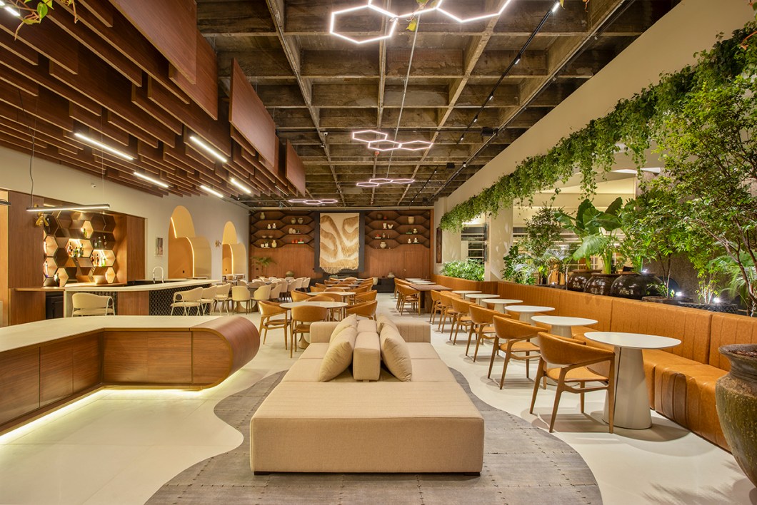 <b>Johnny Viana Arquitetura - Colmeia com Mel</b>. O profissional enaltece o importante trabalho ecológico das abelhas no planeta em sua versão do restaurante Badebec, como inspiração para uma existência humana mais sustentável. No ambiente de 346 m², o design de diversos elementos alude ao universo das colmeias, caso do mobiliário assinado pelo escritório (bufê e estante), além da tapeçaria de Geraldo Caraca, urdida com resíduos da indústria têxtil, e das esculturas produzidas por Rapha Preto a partir de sobras de aço. <b>Johnny Viana Arquitetura - Colmeia com Mel</b>. O profissional enaltece o importante trabalho ecológico das abelhas no planeta em sua versão do restaurante Badebec, como inspiração para uma existência humana mais sustentável. No ambiente de 346 m², o design de diversos elementos alude ao universo das colmeias, caso do mobiliário assinado pelo escritório (bufê e estante), além da tapeçaria de Geraldo Caraca, urdida com resíduos da indústria têxtil, e das esculturas produzidas por Rapha Preto a partir de sobras de aço.