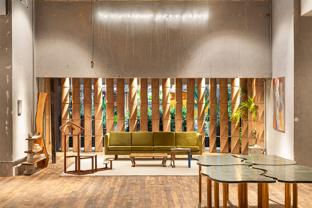 <b>Juliana Cascaes - Galeria de Arte Martins&Montero</b>. No loft de 150 m² imaginado para um colecionador, a ambiência de galeria se estende a todos os elementos do living com home office, a começar do mobiliário assinado. Há peças clássicas e também itens surpreendentes, como um móvel-escultura de Jimmie Durham. Entre as obras de arte da galeria Martins&Montero (todas à venda), a arquiteta elegeu, para uma quina, uma pintura site-specific azul de Lydia Okumura. Confira também trabalhos de Juraci Dórea e Ana Mazzei. Certo ar nova-iorquino emana do piso de madeira de demolição. <b>Juliana Cascaes - Galeria de Arte Martins&Montero</b>. No loft de 150 m² imaginado para um colecionador, a ambiência de galeria se estende a todos os elementos do living com home office, a começar do mobiliário assinado. Há peças clássicas e também itens surpreendentes, como um móvel-escultura de Jimmie Durham. Entre as obras de arte da galeria Martins&Montero (todas à venda), a arquiteta elegeu, para uma quina, uma pintura site-specific azul de Lydia Okumura. Confira também trabalhos de Juraci Dórea e Ana Mazzei. Certo ar nova-iorquino emana do piso de madeira de demolição.
