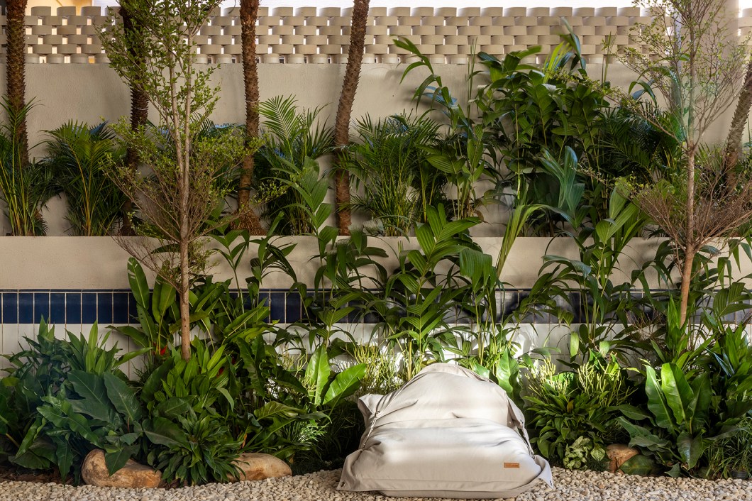 <b>Kelicia Deógenes - Jardim dos Encontros. </b>Em sua segunda edição, a paisagista Kelicia Deógenes apresenta o Jardim dos Encontros, um ambiente feito para os visitantes se reconectarem, conversarem e aproveitarem tanto nos dias frios quanto nos dias mais quentes. O espaço é um convite para que entrem em contato com a natureza, recarreguem as energias com o ar e o verde das plantas. <b>Kelicia Deógenes - Jardim dos Encontros. </b>Em sua segunda edição, a paisagista Kelicia Deógenes apresenta o Jardim dos Encontros, um ambiente feito para os visitantes se reconectarem, conversarem e aproveitarem tanto nos dias frios quanto nos dias mais quentes. O espaço é um convite para que entrem em contato com a natureza, recarreguem as energias com o ar e o verde das plantas.