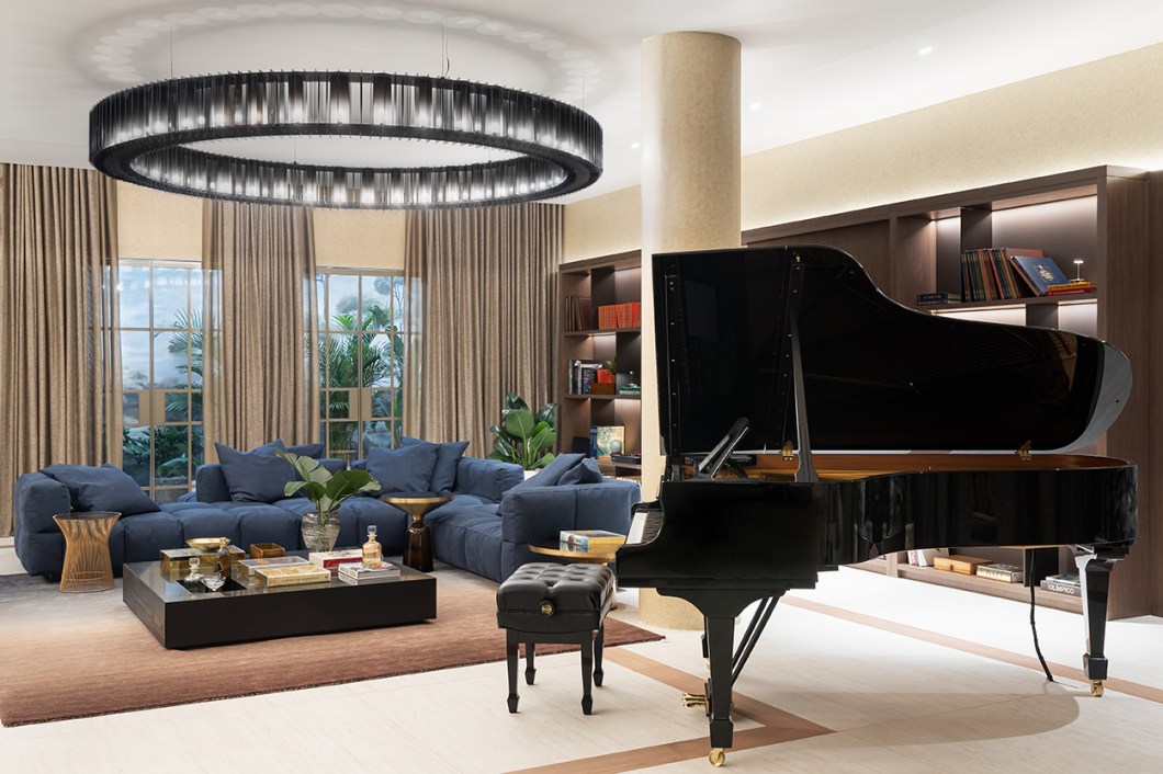 <b>Laura Rocha - Living Piano Casa Cosentino</b>. Em meio à agitação da vida urbana, os 156 m² com lounge, cozinha, bar e jardim de inverno estimulam a relaxar e apreciar uma pausa. Em ocasiões especiais durante a mostra, a trilha sonora virá da música tocada ao piano da centenária marca americana Steinway. Ao seu redor, vários modelos dos revestimentos Dekton e Silestone, da Cosentino, aparecem nos pisos, nas paredes e em peças de mobiliário. Lançamento no Brasil, o padrão Khalo reveste as bancadas e a ilha. Um painel de linho, no qual uma paisagem foi pintada à mão, complementa o paisagismo assinado por Alex Hanazaki. <b>Laura Rocha - Living Piano Casa Cosentino</b>. Em meio à agitação da vida urbana, os 156 m² com lounge, cozinha, bar e jardim de inverno estimulam a relaxar e apreciar uma pausa. Em ocasiões especiais durante a mostra, a trilha sonora virá da música tocada ao piano da centenária marca americana Steinway. Ao seu redor, vários modelos dos revestimentos Dekton e Silestone, da Cosentino, aparecem nos pisos, nas paredes e em peças de mobiliário. Lançamento no Brasil, o padrão Khalo reveste as bancadas e a ilha. Um painel de linho, no qual uma paisagem foi pintada à mão, complementa o paisagismo assinado por Alex Hanazaki.