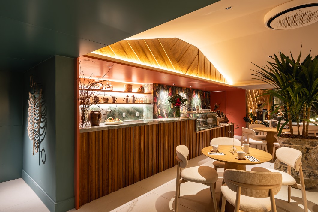 <b>Lavínia Brandão e Carolina Martins - Café. </b>A proposta tem uma pegada contemporânea com raízes piauienses. O café surge da união da arquitetura com peças de artistas regionais: elementos da cultura, da arte e da flora são utilizados nas paredes, iluminação e decoração. Com espaços amplos, preservando o telhado original da casa de cerâmica vermelha, forro de talo de buriti, painel de madeira e cores vibrantes, o projeto conta com ambiente de estar, varanda, espaço aberto e de espera. <b>Lavínia Brandão e Carolina Martins - Café. </b>A proposta tem uma pegada contemporânea com raízes piauienses. O café surge da união da arquitetura com peças de artistas regionais: elementos da cultura, da arte e da flora são utilizados nas paredes, iluminação e decoração. Com espaços amplos, preservando o telhado original da casa de cerâmica vermelha, forro de talo de buriti, painel de madeira e cores vibrantes, o projeto conta com ambiente de estar, varanda, espaço aberto e de espera.