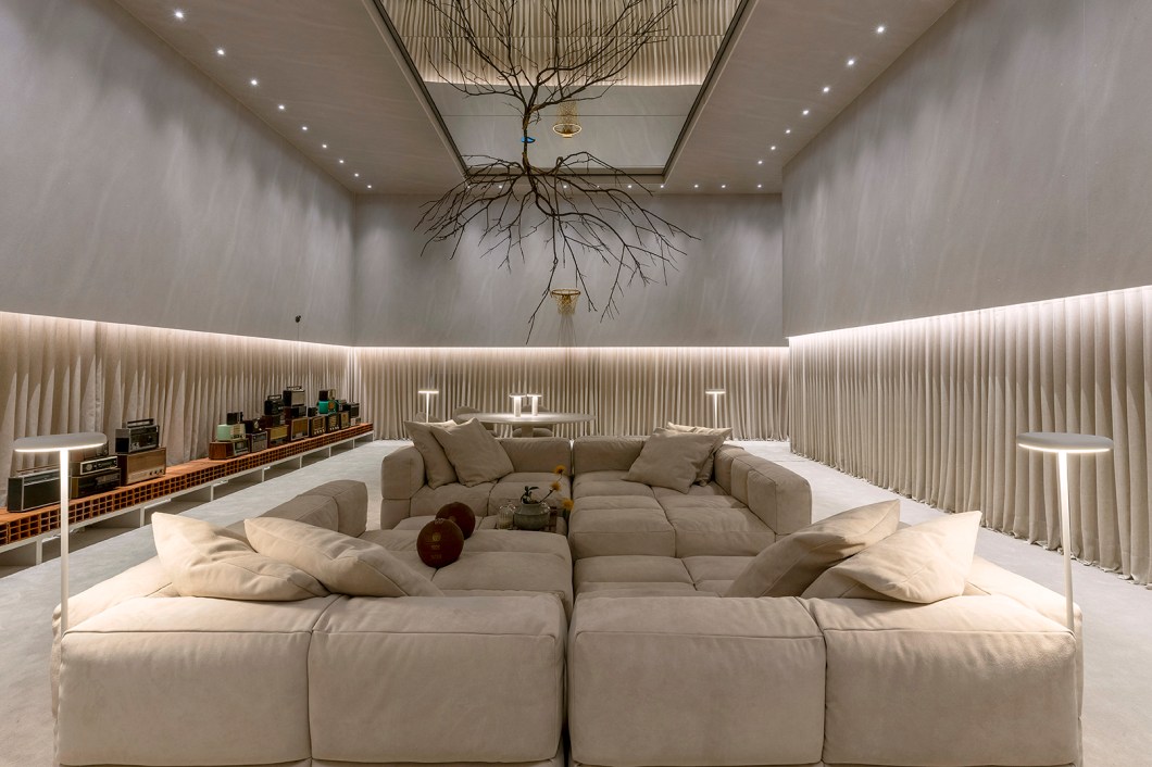 <b>Leo Romano - A Ilha. </b>O arquiteto Leo Romano assina A Ilha, um studio que propõe o prazer da experiência estética e sensorial por meio de um ambiente minimalista e contemporâneo. Elementos do cotidiano como sofás, mesas e cadeiras são unidos como em um "abraço", constituindo assim uma forma única. A obra Abraço, do artista plástico Giovanni Caramello, e uma grande escultura suspensa, desenvolvida pelo próprio arquiteto, convidam os visitantes a se transportarem para outros tempos. <b>Leo Romano - A Ilha. </b>O arquiteto Leo Romano assina A Ilha, um studio que propõe o prazer da experiência estética e sensorial por meio de um ambiente minimalista e contemporâneo. Elementos do cotidiano como sofás, mesas e cadeiras são unidos como em um "abraço", constituindo assim uma forma única. A obra Abraço, do artista plástico Giovanni Caramello, e uma grande escultura suspensa, desenvolvida pelo próprio arquiteto, convidam os visitantes a se transportarem para outros tempos.