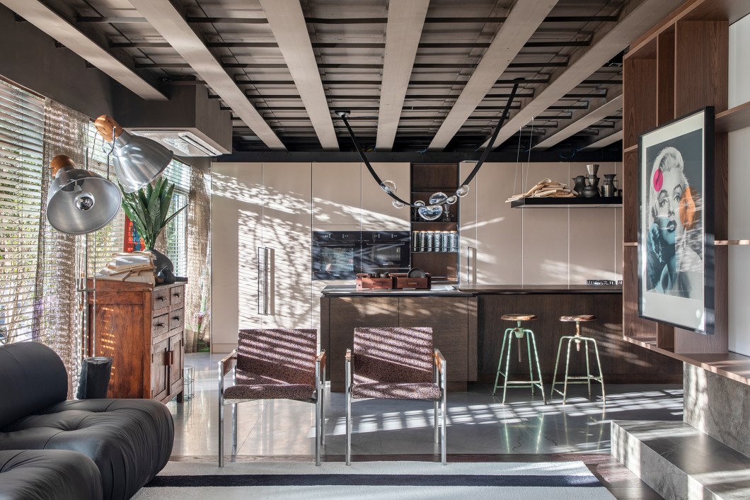 <b>Leo Shehtman Arquitetura e Design - Dell Anno Global Living</b>. O ar cosmopolita dos lofts nova-iorquinos seduz no espaço de 130 m². A mistura fina de design e obras de arte contemporâneas convive com a casualidade dos acabamentos industriais, tão marcantes desse estilo arquitetônico. Dos tijolinhos pretos que cobrem as paredes até as pedras brutas no piso da cozinha, passando pela combinação de vidro e serralheria no closet, o projeto coloca em evidência as texturas e a tenacidade dos materiais. “Perseguimos uma atmosfera intimista que representa o cotidiano vivido. As formas, as texturas, a luz e a sombra trazem personalidade e sofisticação”, conta o arquiteto. <b>Leo Shehtman Arquitetura e Design - Dell Anno Global Living</b>. O ar cosmopolita dos lofts nova-iorquinos seduz no espaço de 130 m². A mistura fina de design e obras de arte contemporâneas convive com a casualidade dos acabamentos industriais, tão marcantes desse estilo arquitetônico. Dos tijolinhos pretos que cobrem as paredes até as pedras brutas no piso da cozinha, passando pela combinação de vidro e serralheria no closet, o projeto coloca em evidência as texturas e a tenacidade dos materiais. “Perseguimos uma atmosfera intimista que representa o cotidiano vivido. As formas, as texturas, a luz e a sombra trazem personalidade e sofisticação”, conta o arquiteto.